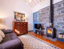 Tradicampo - Casa da Talha auf Sao Miguel, gemütliches Wohnzimmer mit Kamin, rustikalem Charme und einladender Atmosphäre für erholsame Abende.