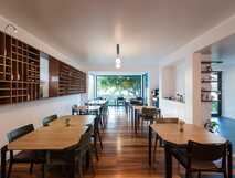 Volcanic Charming House – Stilvolles, helles Speisezimmer mit modernem Design und gemütlicher Atmosphäre auf Sao Miguel.