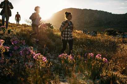 Erkunden Sie vulkanische Landschaften, grüne Täler und Küstenpfade beim Azoren Trekking.