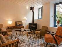 Herdade do Ananas auf Sao Miguel – Gemütlicher Lounge-Bereich mit Vintage-Charme und Kamin für entspannte Urlaubsmomente.