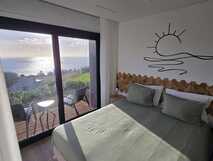 Komfortables Doppelzimmer mit Balkon und traumhaftem Meerblick – Ihr Urlaubserlebnis mit picotours.
