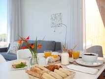 Mosteiros Place auf Sao Miguel, gemütliches Frühstück im modernen Ambiente mit Meerblick – perfekt für einen entspannten Start in den Tag.