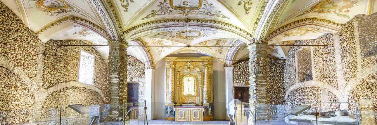 Der Innenraum der Kapelle in Evora ist quasi aus Knochen gebaut.