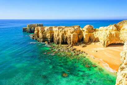 Klippen und wunderschöne Strände finden Sie an der Algarve und im Alentejo