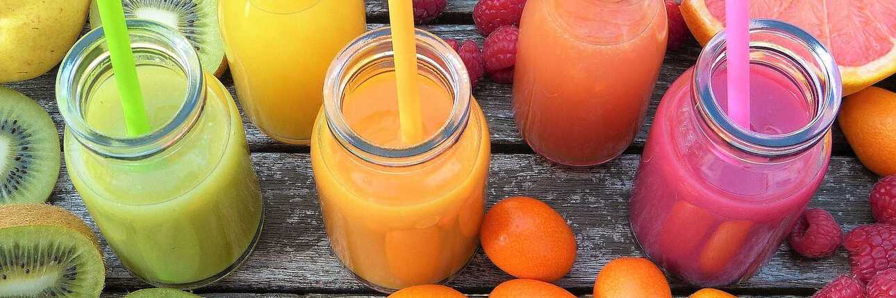 Frisch gepresste Säfte aus tropschen Früchten