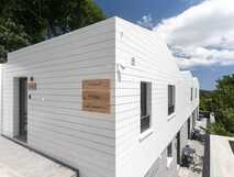 Solar Branco Eco Estate auf Sao Miguel, modernes und nachhaltiges Design inmitten grüner Natur mit sonnigem Ambiente.