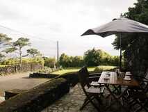 Adegas do Pico – Gemütliche Terrasse mit Meerblick zum Entspannen auf der Insel Pico.
