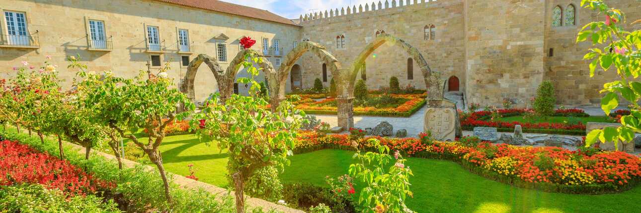 Hübsche Beete und eine schöne Architektur zeigt der Innenhof