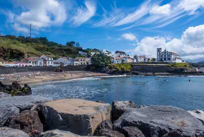 Azoren Strand auf Insel Sao Miguel im Ort Sao Roque