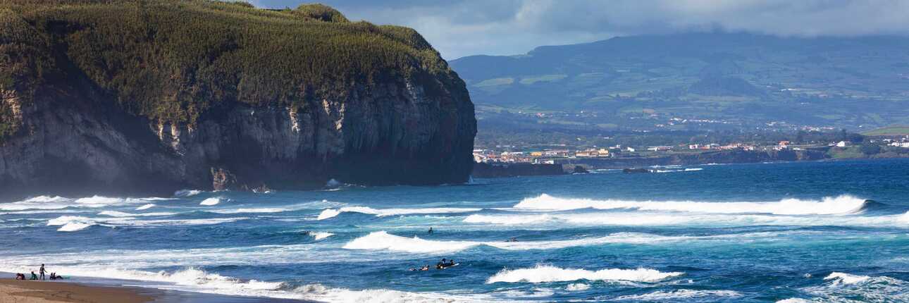 Einsame Strände laden ein zum Surfen auf den Azoren