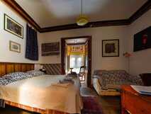 Gemütliches, liebevoll dekoriertes Gästezimmer mit Doppelbett und Sofabereich – perfekter Rückzugsort für entspannte Reisen mit picotours.
