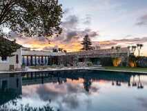 Sensi Azores Nature & Spa auf Sao Miguel, stilvolles Hotel mit großzügigem Außenpool und traumhaftem Sonnenuntergang inmitten der Natur