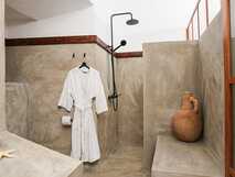 Casa Colonial König auf Fogo – Badezimmer mit moderner Regendusche und rustikalem Charme in Lehmbauweise.