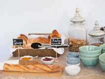 Casa das Palmeiras auf Sao Miguel, köstliches Frühstücksbuffet mit frischen Backwaren und Marmeladen in stilvollem Ambiente.