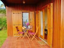 Quinta dos Curubas – Gemütliche Terrasse mit Holzmöbeln und Blick ins Grüne, ideal zum Entspannen auf Sao Miguel.