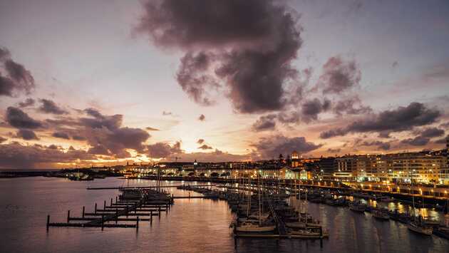 Erkunden Sie Sao Miguel und Porta Delgada auf Ihrem Azoren-Inselhopping auf eigene Faust. Naturschönheiten und Abenteuer erwarten Sie.