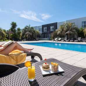 Hotel-apartamentos-acorsonho-pool-sonnenliegen