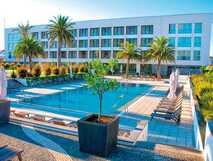 Azoris Royal Garden Hotel mit großem Pool, Sonnenliegen und Palmen in der Hotelanlage in Ponta Delgada auf São Miguel