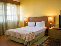 Hotel Bamboo Xaguate auf Fogo, gemütliches und hell eingerichtetes Zimmer mit komfortablem Doppelbett und warmem Ambiente für erholsame Nächte.