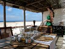 Im Restaurant: Ein schöner Ausblick auf den Strand