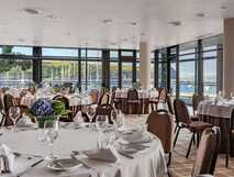 Hotel do Canal auf Faial – Eleganter Speiseraum mit Panoramablick auf den Hafen und das Meer, perfekt für genussvolle Aufenthalte.