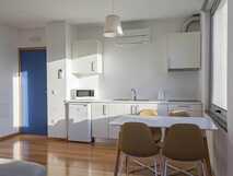 Loft Azul Pastel Hotel auf Faial, moderne und helle Küchenzeile mit Essbereich in stilvollem Ambiente.