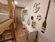 Mil e Uma Noites – Gemütliches, maritim inspiriertes Mehrbettzimmer mit moderner Ausstattung.