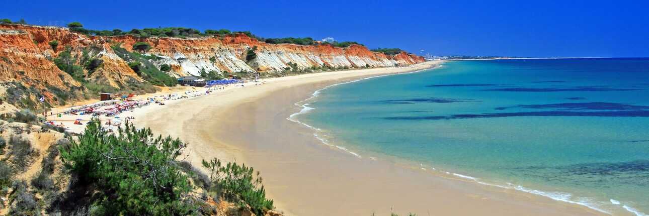 Praia da Falesia = Rote Steilküste, heller Puderzuckersand und türkises Meer - dieses Farbspiel bekommst du am beliebtesten Strand der Algarve