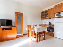 Apartamentos Acorsonho, Sao Miguel – Helles, komplett ausgestattetes Apartment mit moderner Küche und gemütlichem Essbereich, ideal für einen entspannten Urlaub.