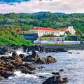 Idyllische Unterkunft mit Meerblick und üppiger Natur auf der bezaubernden Insel Terceira – entdecken Sie Ihren perfekten Rückzugsort mit picotours.