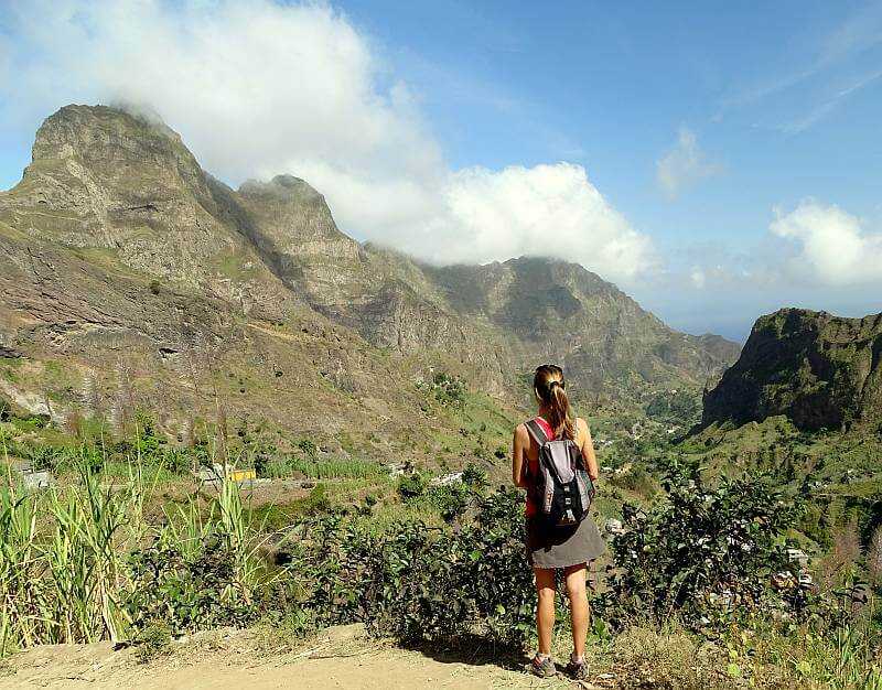 Wanderin im grünen Gebirge von Santo Antão, der schönsten Wanderinsel der Kapverden.