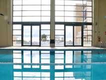 Sao Miguel Park Hotel – Helles Schwimmbad mit großem Panoramafenster für entspannte Wohlfühlmomente.