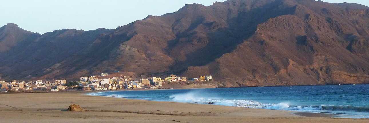 Weitläufiger Sandstrand mit Bergen im Hintergrund auf São Vicente – natürliche Küstenlandschaft der Kapverden.