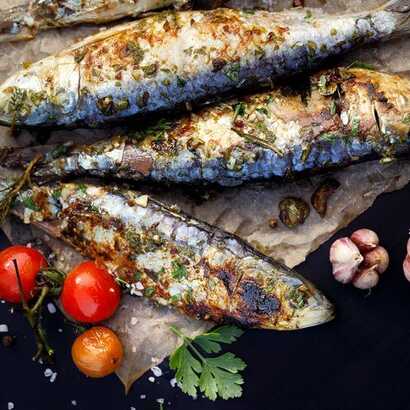 Fastfood aus Portugal - Frisch gegrillte Sardinen mit einem Glas Vinho Branco