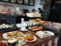 The Plantation Faial – Reichhaltiges Frühstücksbuffet mit frischen Backwaren, Aufschnitt und regionalen Spezialitäten für einen perfekten Start in den Tag.