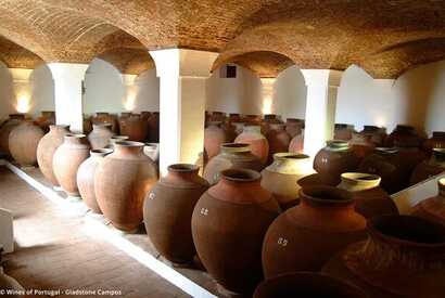 Portugiesischer Wein in Tonkrügen aus der Region Alentejo