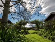 Quinta dos Curubas auf Sao Miguel - ruhige Gartenanlage mit Meerblick, ideal für entspannte Ferien in der Natur.