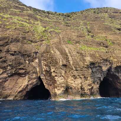 Höhlen an der Steilküste von Faial Azoren
