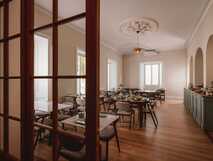 Casa Portuguesa Boutique Hotel auf Sao Miguel, elegant eingerichteter Frühstücksraum mit warmem Ambiente und stilvollem Interieur.