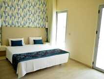 Hotel Ouril Agueda auf Boa Vista, modernes und helles Zimmer mit komfortablem Doppelbett für erholsame Nächte.