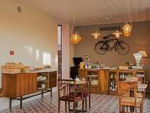 Herdade do Ananas auf Sao Miguel, gemütlicher Frühstücksraum mit rustikalem Ambiente und liebevoller Dekoration für einen entspannten Start in den Tag.