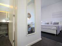 Mosteiros Place auf Sao Miguel, modernes Komfortzimmer mit stilvollem Design, ideal für erholsame Aufenthalte bei picotours.