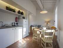 Quinta dos Peixes Falantes – helles und gemütliches Apartment mit moderner Küche und einladendem Essbereich auf Sao Miguel, perfekt für erholsame Ferien bei picotours.