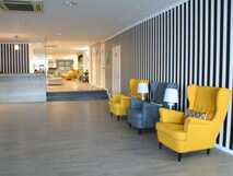 Vinha D´Areia Beach Hotel auf Sao Miguel, modern eingerichtete Lobby mit stilvollen Sesseln in frischen Farben – komfortabler Willkommensbereich für entspannte Urlaubstage.