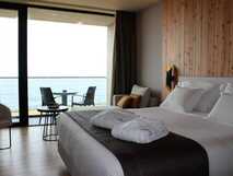 Hotel Pedras do Mar auf Sao Miguel, gemütliches Zimmer mit Meerblick und Balkon für erholsame Urlaubstage.