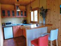 Quinta dos Curubas, gemütliche und voll ausgestattete Küche mit Barbereich auf São Miguel, ideal für unabhängiges Wohnen und entspannten Komfort.