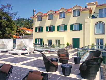 Die mit Sunbeds möblierte Terrasse der Quinta Mirabela lädt ein zum Verweilen