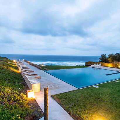 Santa Barbara Eco Beach Resort auf Sao Miguel – Moderner Infinity-Pool mit Meerblick in idyllischer Naturkulisse.