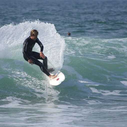 Surfen in Portugal: Wellenreiter surft auf einer Welle