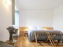 Solar Branco Eco Estate auf Sao Miguel, modernes und gemütliches Zimmer mit natürlichen Holzakzenten und schlichtem Design für erholsamen Komfort.